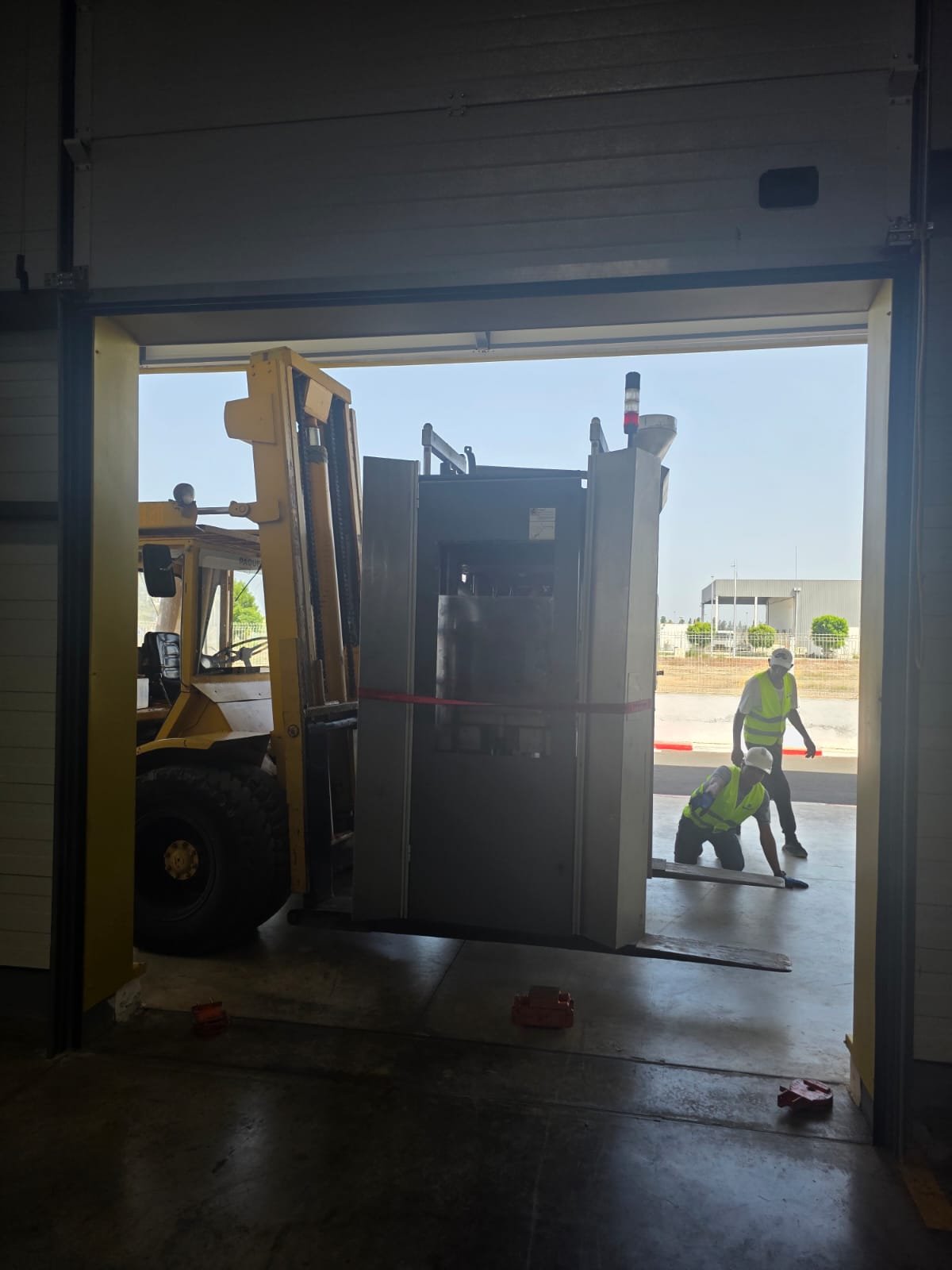 Operation de levage et mise en place d'une machine d'injection de 10 tonnes